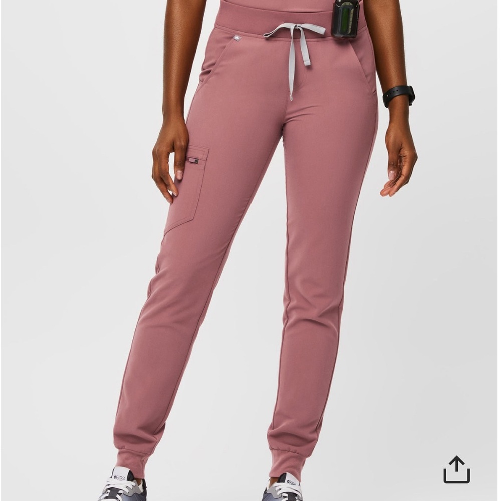 Figs Women’s Jogger Scrub Pants in Dusty Rose